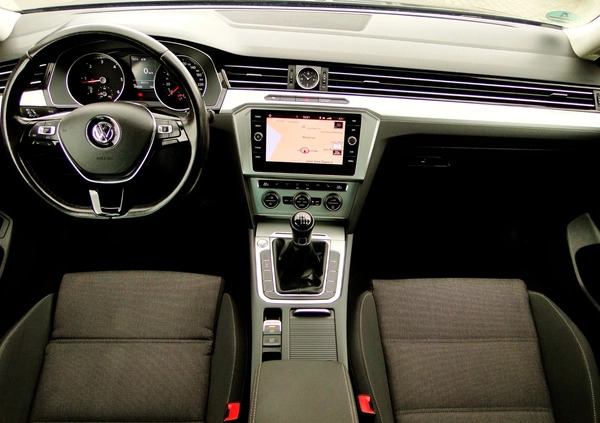 Volkswagen Passat cena 59900 przebieg: 208566, rok produkcji 2017 z Lubawka małe 781